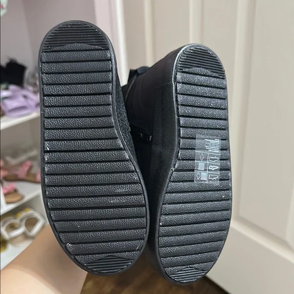 Black Fur-Lined Winter Boots - Picture 2 of 3